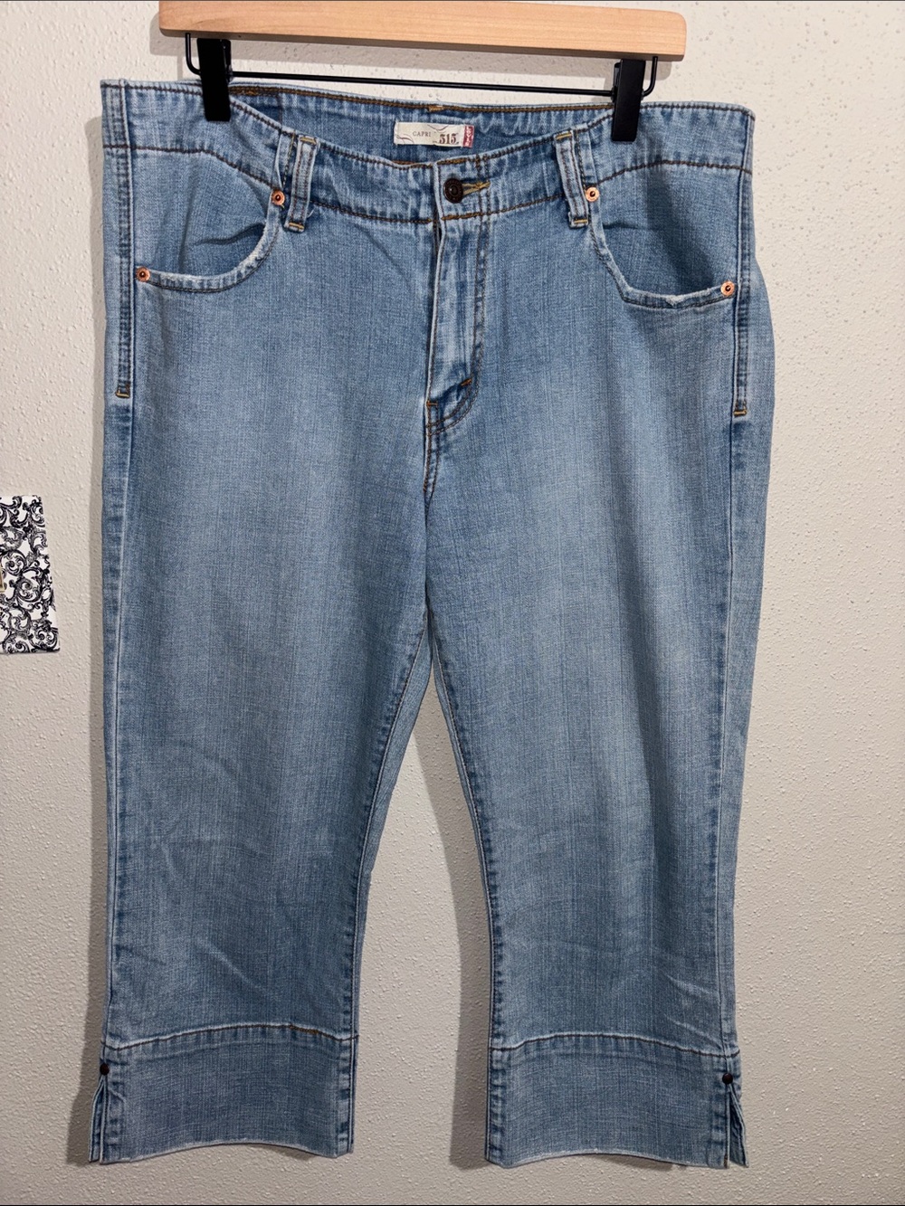 Levi's 515 Women's Cuffed Capri Jeans.  (Size 14)